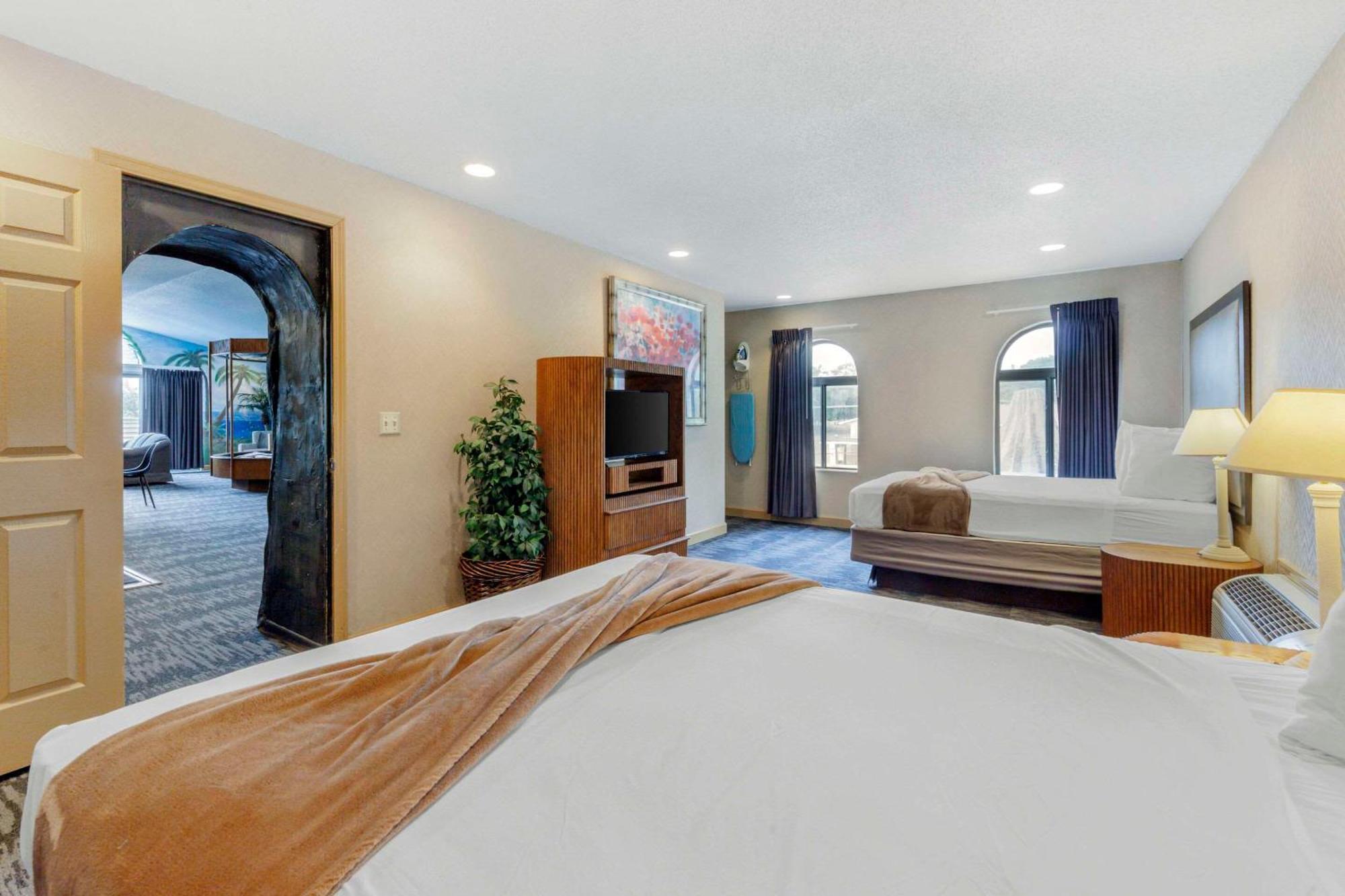 Atlantis Family Waterpark Hotel, Ascend Collection Hotel Lake Delton